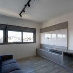 Excelente Studio com ambientes integrados e closet. Totalmente mobiliado, possui móveis planejados, churrasqueira e Split, além de uma ótima iluminação natural. Localizado no 13º andar, com vista para