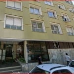 Apartamento com otima localização. Living para dois ambientes, um dormitório, cozinha, banheiro, área de serviço separada, gas central, Semi Mobiliado. Ao lado garagem para alugar. Com elevador, porta