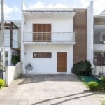 Excelente casa no  Lagos de Nova Ipanema, com 3 dormitórios, sendo 1 suíte, em 2 dormitórios possui roupeiros, 1 banheiro social e 1 lavabo, living 2 ambientes, cozinha sob medida, aquecimento a gás, 