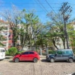 Apartamento para locação no bairro Tristeza, com aproximadamente 53m² de área privativa, piso laminado, 02 dormitórios sendo 01 com ar condicionado, living dois ambientes com ventilador de teto, cozin