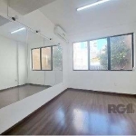 Excelente  Sala comercial no bairro Cidade Baixa - Porto Alegre, 65,53m², térreo com hall, banheiro social, 02 salas e área externa privativa coberta, mezanino com 02 salas e lavabo, piso laminado/cer