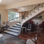 Casa 3 dormitórios com dois pavimentos.  Aristocratica Residência. Nível superior com dois dormitórios e um banheiro. No andar térreo uma sala com 3 ambientes e lareira, um dormitório,  cozinha, copa,