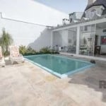 Descubra a residência dos seus sonhos no coração do charmoso Bairro Três Figueiras. Esta casa impecável oferece o que há de melhor em conforto e sofisticação.  &lt;BR&gt; &lt;BR&gt;Composta por 03 dor