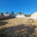 Terreno plano no bairro Guarujá, entrada do terreno medindo 6 x 20, depois terreno abre para 22 x 45 metros, totalizando 1.110m².&lt;BR&gt;Terreno a poucos metros da orla.