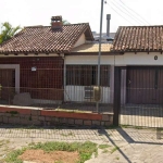 Casa no bairro Partenon com  três dormitórios, sendo 1 suíte, living três ambientes, copa cozinha  e área de serviço, banheiro auxiliar e social, sala de estar com lareira e  sótão, pátio amplo e edíc