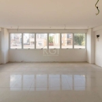 Sala comercial na Eudoro Berlink, bairro Auxiliadora, com 51,85m² de área interna, de fundos, silenciosa, janelas amplas para melhor luminosidade e ventilação. Box escriturado e coberto. Prédio comerc