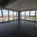 Sala comercial no TREND OFFICES com 53m², penúltimo andar com vista privilegiada para a cidade e para o Rio Guaíba. Prédio imponente com 2 salas de reuniões e 1 auditório com capacidade para até 100 p