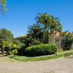 Casa de esquina, 03 dormitórios, 02 suítes, pátio com piscina, 04 vagas de garagem, no bairro Jardim Isabel, em Porto Alegre.&lt;BR&gt;&lt;BR&gt;Belíssima casa de esquina com 429m² de área privativa, 