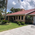 Descubra o encanto desta exclusiva casa de esquina, situada em dois terrenos no coração de Atlântida, onde a sofisticação encontra o estilo tradicional da praia. Com uma construção de qualidade inques