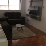 Apartamento para locação no bairro Moinhos de Vento, com aproximadamente 78m² de área privativa, piso parquet, 02 dormitórios, living 02 ambientes, cozinha com pia e armário, área de serviço com tanqu