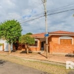 Linda casa à venda no bairro Guarujá | Imóvel conta com 3 dormitórios sendo uma suite, sala de estar e jantar, cozinha, 2 banheiros reformados, dependência de empregada, garagem para 2 carros, portão 