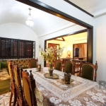 Casa de esquina com 5 dormitórios, 4 banheiros e 5 salas. No piso superior, há 3 dormitórios, incluindo uma suíte, além de uma sala de jantar, sala de estar, escritório, cozinha e espaço gourmet. O pi