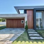 Esta casa térrea de 225m² oferece um espaço amplo e funcional, com 4 suítes, sendo uma suíte americana, ideal para proporcionar conforto e privacidade. O imóvel conta com um elegante lavabo, além de u