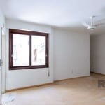 Apartamento para locação no bairro Jardim Botânico, com aproximadamente 71m² de área privativa, piso laminado, 02 dormitórios, sendo 01 com armário e ventilador de teto, living 02 ambientes com mesa, 