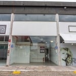 Ótima loja com aproximadamente 30,16m² privativos, com divisória, copa e banheiro social. Vagas de estacionamento em frente ao local. Localizada no bairro Cristal, na Rua Coronel Massot, junto ao post