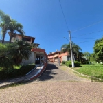 Coliseu vende casa de 285,75 m² privativos em um condomínio fechado no bairro Menino Deus composta de 3 suítes  sendo uma com banheira de hidromassagem e closet. Sala de estar com lareira e sacada, la