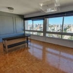 Apartamento com 4 quartos, vaga de garagem, no bairro Moinhos de Vento, Porto Alegre/RS&lt;BR&gt;&lt;BR&gt;Este amplo apartamento conta com 4 quartos , comodidade e privacidade para toda a família. A 