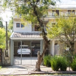 Ótima casa para locação no bairro Cavalhada, zona sul de Porto Alegre. Com 3 dormitórios, sendo 1 suíte, 4 banheiros e 3 vagas de garagem, esta residência oferece conforto e funcionalidade para sua fa