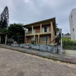 Casa em amplo terreno em coqueiros