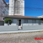 Casa com 4 quartos para alugar na Rua Elza Maria Ferreira, 99, Trindade, Florianópolis