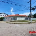 Casa com 3 quartos para alugar na Avenida Governador José Boabaid, 112, Córrego Grande, Florianópolis