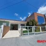 Casa com 2 quartos para alugar na Rua Capri, 37, Pagani, Palhoça