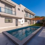 Casa nova com 04 amplas suítes, terreno amplo com piscina e 04 vagas de garagem!