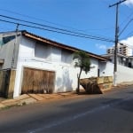 Casa térrea com 5 dormitórios, sendo 2 suítes.