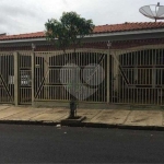 Casa térrea com 3 dormitórios, sendo 2 suítes.