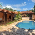 Casa térrea com piscina no Residencial Samambaia.