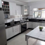 Butantã sobradoi com 2 suítes, sala de estar, cozinha planejada e 2 vagas de garagem. FL23