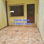 Casa com 2 dormitórios, 2 banheiros e 1 vaga.