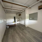 Sala comercial com divisórias e 95m² - Locação no bairro Saco Grande.