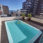 Duplex, vista mar, piscina privativa, 3 suítes e 3 vagas no Centro de Florianópolis.