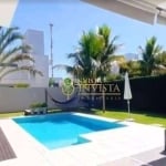 Casa com piscina em Jurerê Internacional.