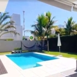 Casa com piscina em Jurerê Internacional.