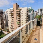 Duplex com vista parcial mar, terraço com churrasqueira, 2 suítes e 2 vagas à venda no Centro de Florianópolis.