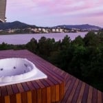 Alto padrão, hidromassagem com vista permanente para o mar, 7 quartos, piscina com deck e 4 vagas à venda em Cacupé.