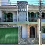 4 quartos, sendo 1 suíte, amplo quintal e 2 vagas no Balneário do Estreito - À venda em Florianópolis