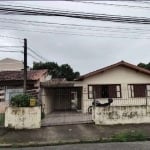 Casa com 230m² construídos, 3 quartos, edícula e 2 vagas de garagem.