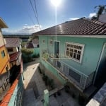 Casa com 2 pavimentos à venda na Costeira do Pirajubaé.