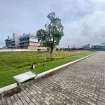 À venda com 391m² em condomínio fechado!