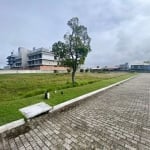 À venda com 391m² em condomínio fechado!