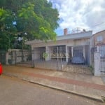 À venda no Balneário do Estreito! 2 Casas, frente para 2 ruas, 455m² e 4 vagas de garagem.