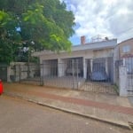 À venda no Balneário do Estreito! 2 Casas, frente para 2 ruas, 455m² e 4 vagas de garagem.