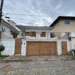 À venda na Agronômica! Casa com 4 quartos, 185m² de área construída e 2 vagas de garagem.