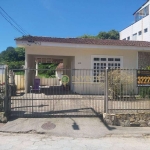 À venda no bairro Pantanal! Casa com 132m² de área construída, 4 quartos, churrasqueira, edícula e 1 vaga coberta.