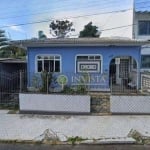 Casa à venda no bairro Estreito! Edícula com 2 pisos, 3 quartos e 2 vagas de garagem.