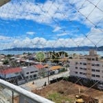 Locação no bairro Balneário do Estreito! Andar alto, mobiliado, sacada com churrasqueira, Vista Mar e 2 vagas de garagem.