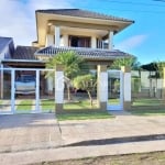 Bela casa com piscina, no bairro Vista Alegre, apenas uma quadra do mar.